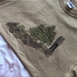 HIKER AND MOUNTAINS NATURE GRAPHIC TEE